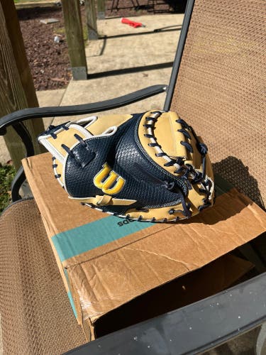 2022 Wilson A2000 RH Catcher's Baseball Glove 34" (New)