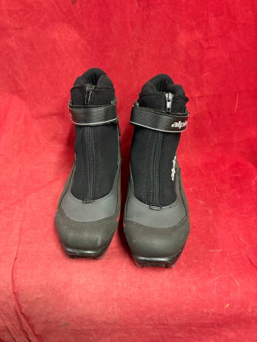 Classic Size 9.0 Alpina NNN Cross Country Ski Boots (Used)