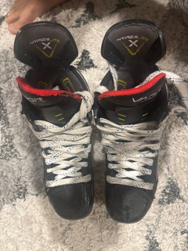 Bauer Vapor Hyperlite Hockey Skates Size 4 (Used)