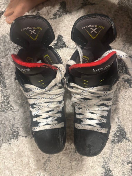Bauer Vapor Hyperlite Hockey Skates Size 4 (Used)