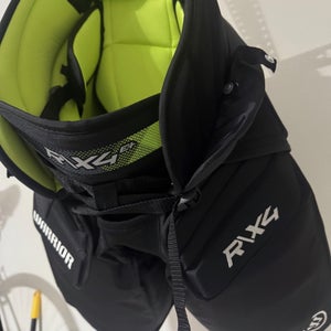 2025 Warrior Ritual x4 e+ Hockey Goalie Pants (Mint condition)