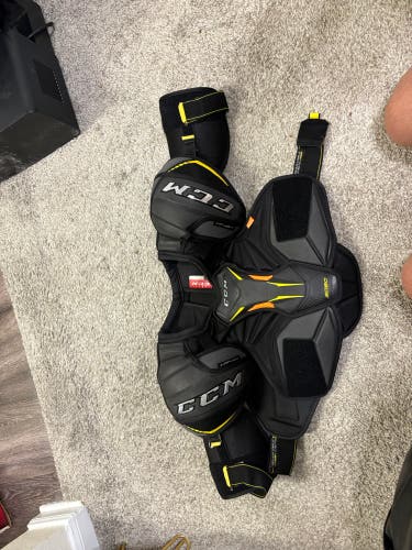 Men's Medium Senior CCM Shoulder Pads (New)