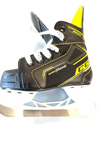 Used CCM TACKS 9350 Youth Hockey Skate Youth 06.0 11860-S000299158