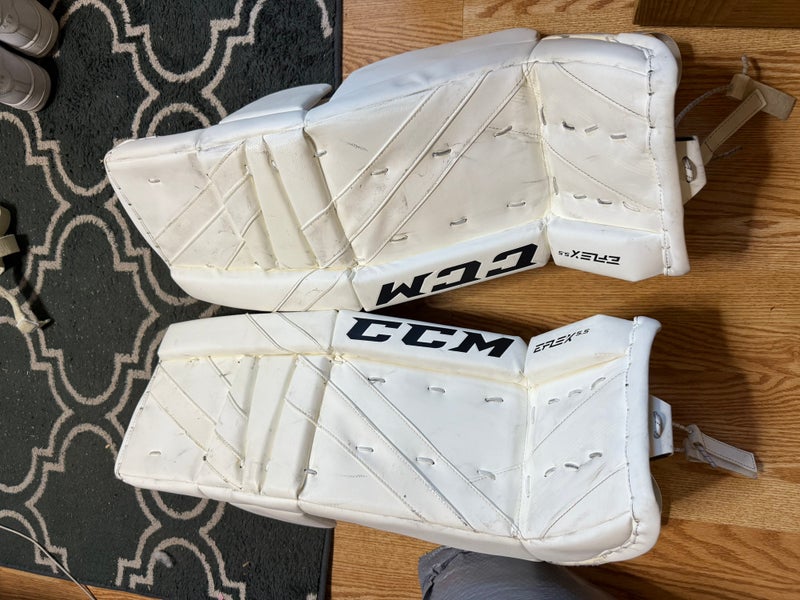 28" CCM Extreme Flex 5.5 Goalie Leg Pads (Used)