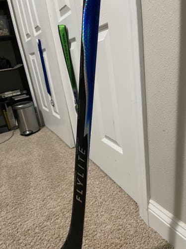 Intermediate Bauer Vapor FlyLite Right Handed Hockey Stick P88 (New) Custom