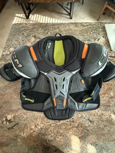 Men's XL Senior CCM XF Pro Shoulder Pads (Used)
