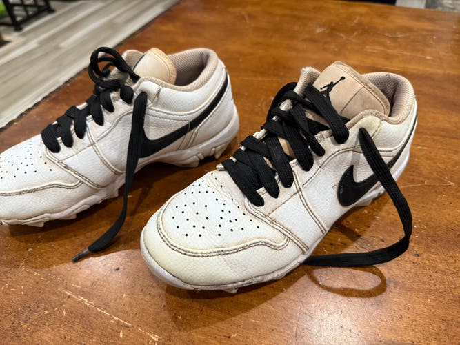 White Kid's 4Y (Big Kids / Youth) Air Jordan Low Top Molded Cleats (Used)