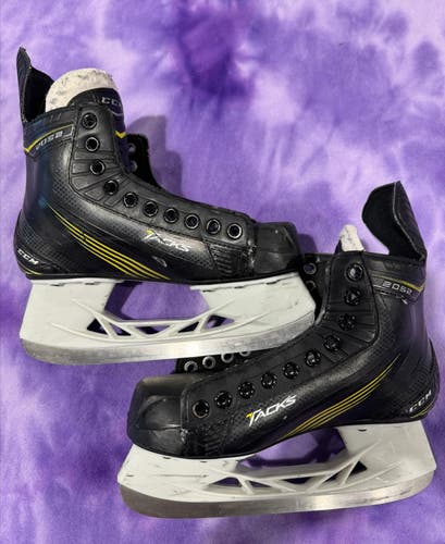 Intermediate CCM Tacks 2052 Hockey Skates Regular Width Size 4 (Used)