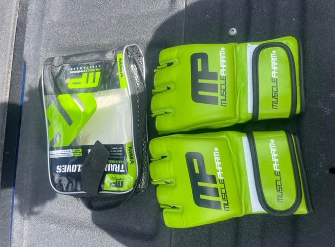 MusclePharm MMA Training Gloves (Large, w/ Case)