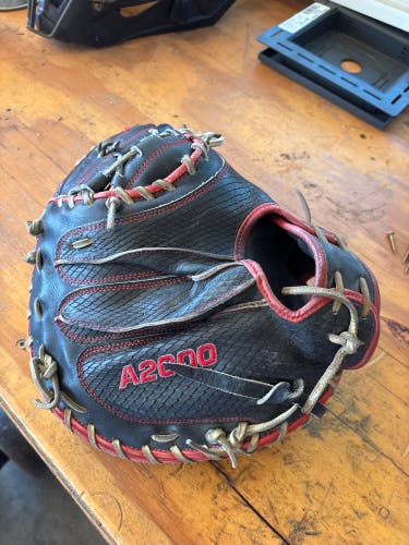 2018 Wilson A2000 RH Catcher's Baseball Glove 34" (Used)