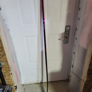 Intermediate Bauer Twitch Right Handed Hockey Stick P28 (New)