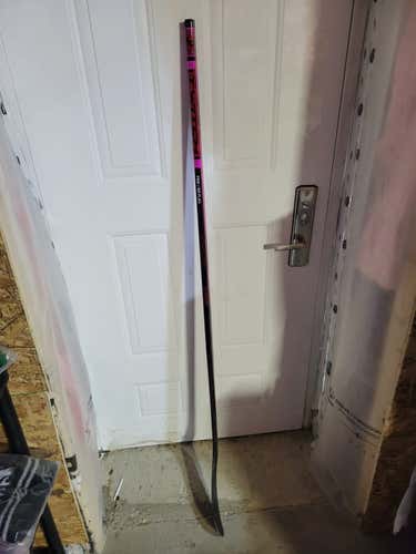 Intermediate Bauer Twitch Right Handed Hockey Stick P28 (New)