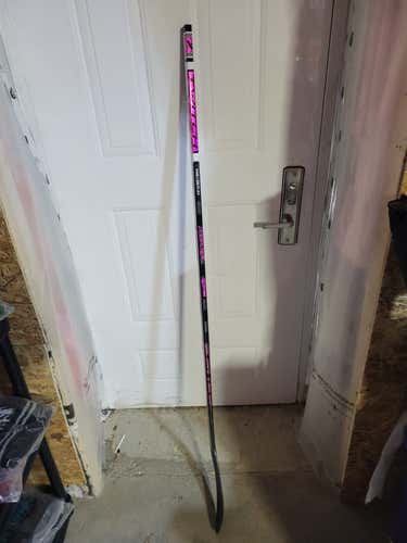 Intermediate Bauer Twitch Left Hand Hockey Stick P28 (New)