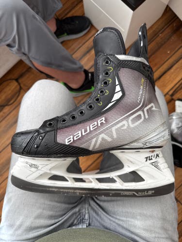 Bauer Vapor Hyperlite Hockey Skates Wide Width Pro Stock 8.5 (Used)