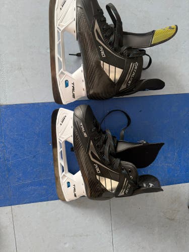 2025 True Catalyst Pro Hockey Skates Regular Width Pro Stock 7 (New)