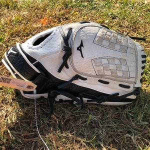 White Mizuno Supreme RH Pitcher's Softball Glove 12.5" (Used)