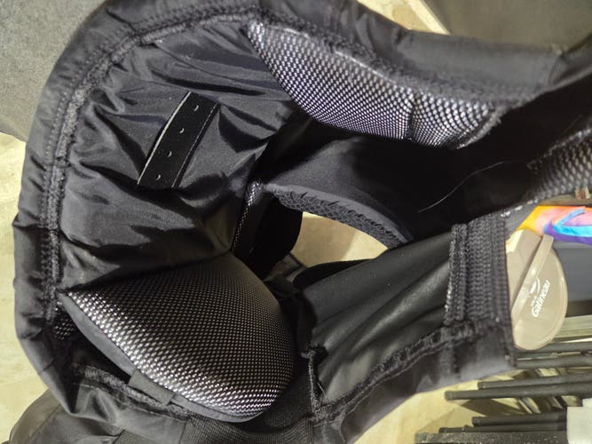 Senior XL 2025 Vaughn SLR4 Pro Carbon Hockey Goalie Pants (Used)