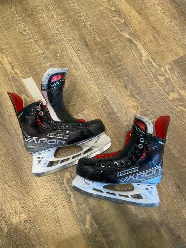 Intermediate Bauer Vapor X3.7 Hockey Skates Regular Width Size 4 (Used)