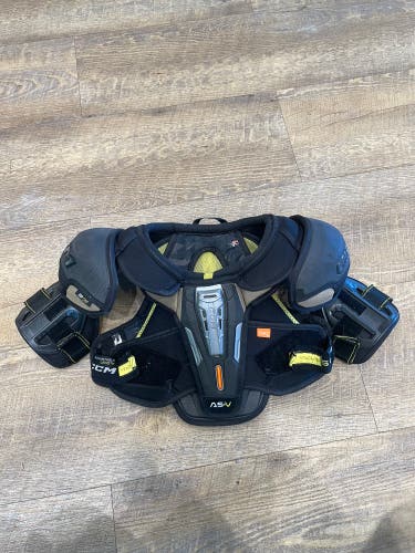 Medium Junior CCM AS-V Shoulder Pads (Used)