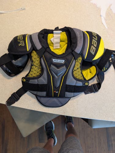 Men's Large Junior Bauer Shoulder Pads (Used)