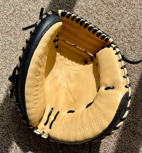 Mizuno RH Catcher's Glove 33.5" (Used)