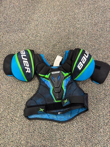 Medium Junior Bauer X Shoulder Pads (Used)