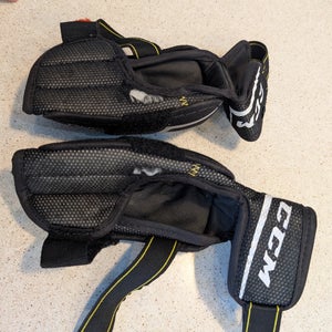 Junior Medium CCM Tacks 9550 Elbow Pads (Used)