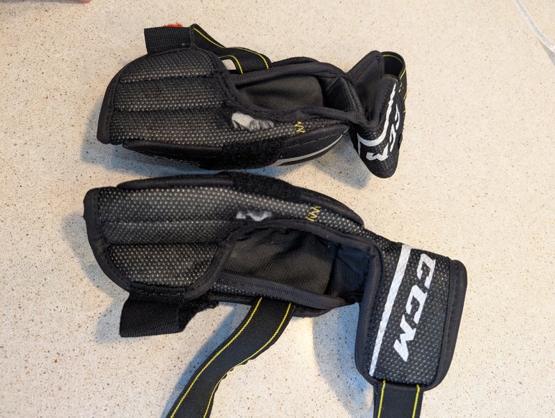 Junior Medium CCM Tacks 9550 Elbow Pads (Used)