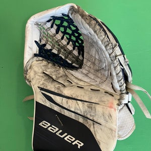 Senior Bauer Vapor Hyperlite 2 Goalie Glove (Used)