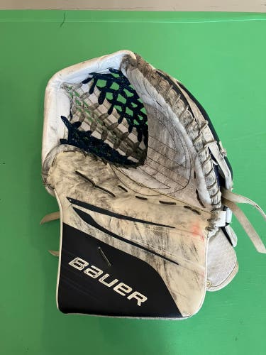 Senior Bauer Vapor Hyperlite 2 Goalie Glove (Used)