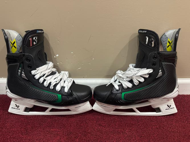Bauer Vapor Hyperlite 2 Hockey Skates Regular Width Pro Stock 9.5 (New) Item#95NDGS