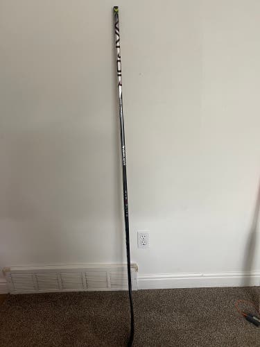 Intermediate Bauer Vapor Hyperlite 2 Left Hand Hockey Stick P28 (Used)