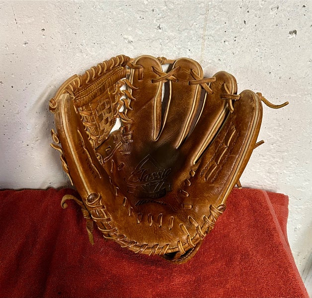 Mizuno Classic RHT Infield/Pitchers Glove 12"