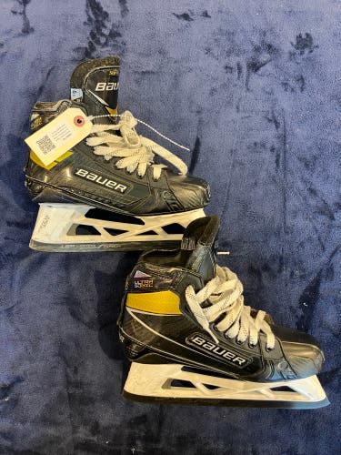 Senior Bauer Supreme UltraSonic Hockey Goalie Skates Regular Width Size 6.5 (Used)