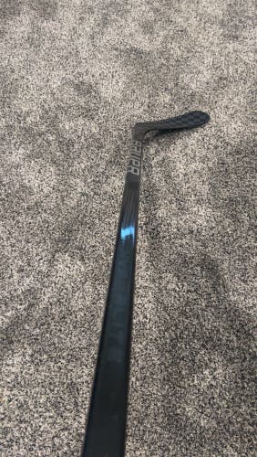 Intermediate Bauer Vapor Hyperlite 2 Right Handed Hockey Stick P92 (Used)