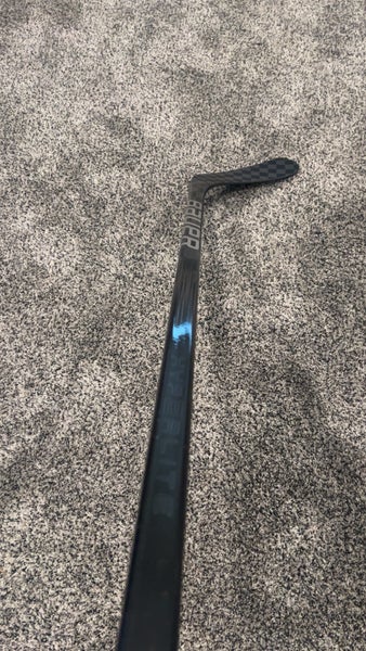 Intermediate Bauer Vapor Hyperlite 2 Right Handed Hockey Stick P92 (Used)
