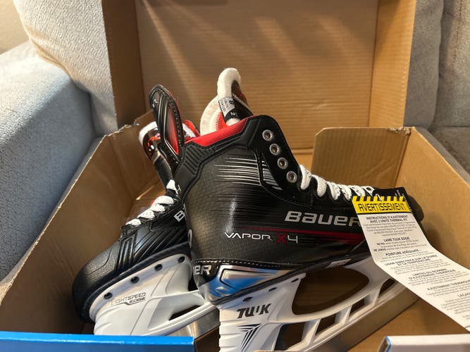 Bauer Vapor X4 Hockey Skates 8 Fit 2 (New)