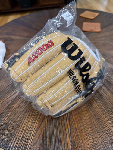 Wilson RH Infield A2000 Softball Glove 11.5" (New)