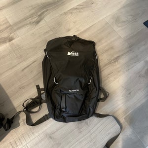 REI flash18 Ski Backpack (New)