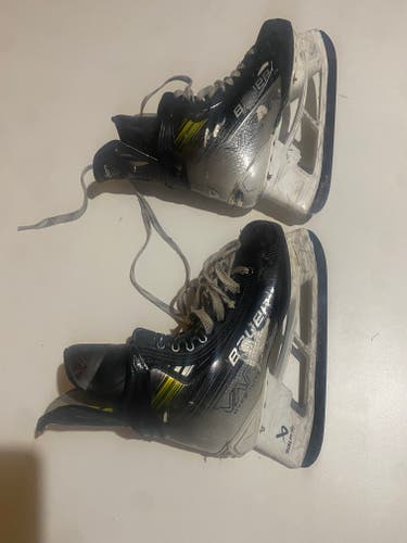 Bauer Vapor Hyperlite 2 Hockey Skates Narrow Width 6.5 (Used)