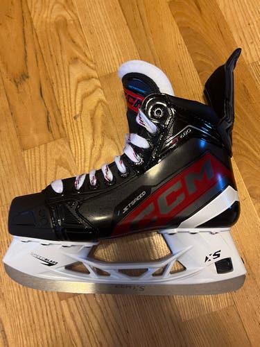 CCM JetSpeed FT680 Hockey Skates Regular Width Int. Size 5 (New)