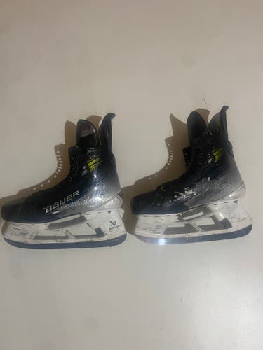 2022 Bauer Vapor Hyperlite 2 Hockey Skates Narrow Width Size 6.5 (Used)