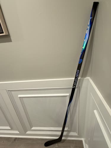 Senior Bauer Vapor FlyLite Right Handed Hockey Stick P28 (New) 70 flex blue