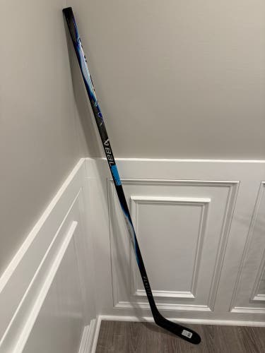 Senior Bauer Vapor FlyLite Left Handed Hockey Stick P28 (New) 102 flex blue