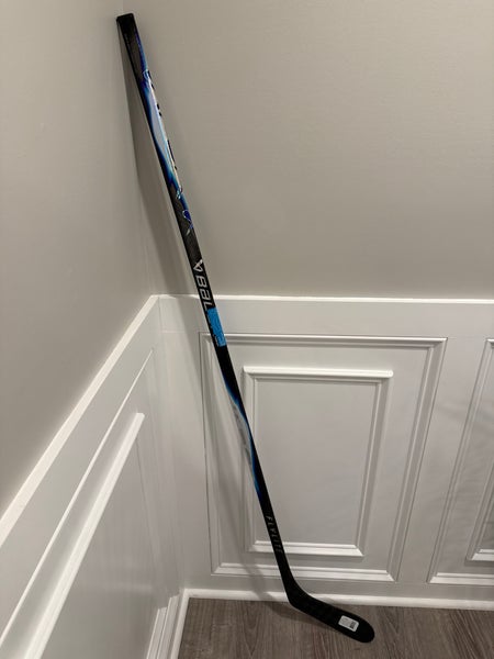 Senior Bauer Vapor FlyLite Left Handed Hockey Stick P28 (New) 102 flex blue
