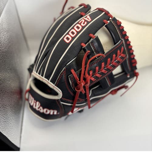 Wilson A2000 RH Baseball Glove 11.75" (Used)