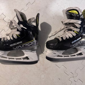 Bauer Vapor 3X Hockey Skates Extra Wide Width Size 2 (Used)