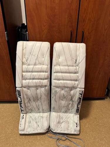 34" 2023 True Catalyst 7X3 Goalie Leg Pads (Used)