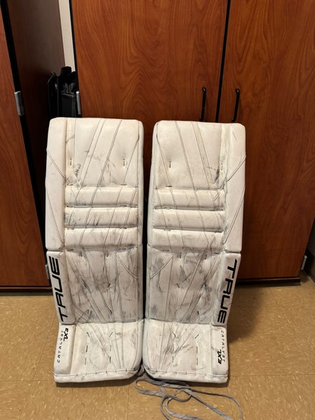 34" 2023 True Catalyst 7X3 Goalie Leg Pads (Used)