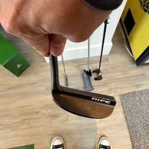 Men's Titleist Right Handed Iron Set (Used)